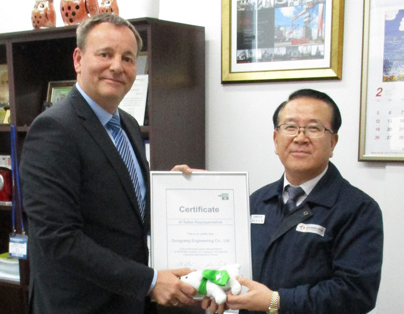 Remise du certificat de l'agence : Eike Dölschner et Min-H. Jang